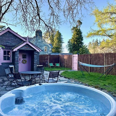 Tiny Romantic Retreat With Hot Tub On A Country Estate Near Cardigan Bay In Eryri Snowdonia Llanbedr (Gwynedd) Exterior foto