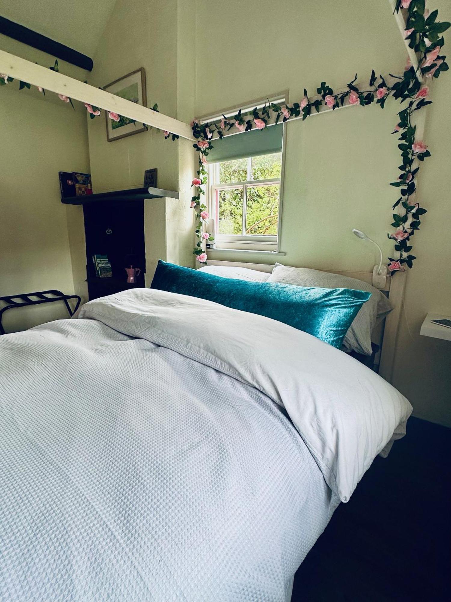 Tiny Romantic Retreat With Hot Tub On A Country Estate Near Cardigan Bay In Eryri Snowdonia Llanbedr (Gwynedd) Exterior foto
