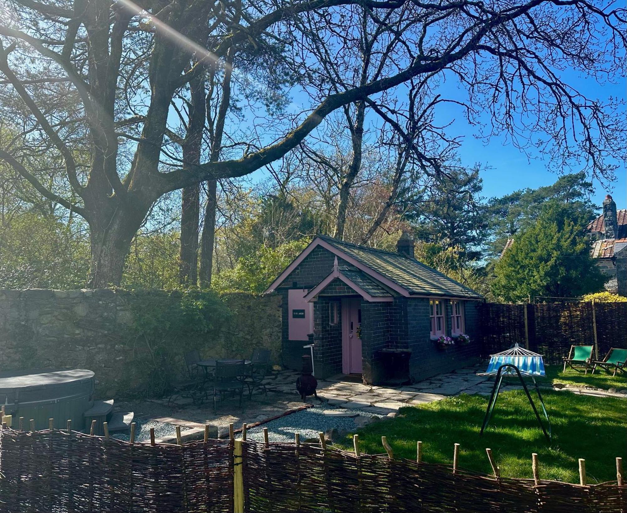 Tiny Romantic Retreat With Hot Tub On A Country Estate Near Cardigan Bay In Eryri Snowdonia Llanbedr (Gwynedd) Exterior foto